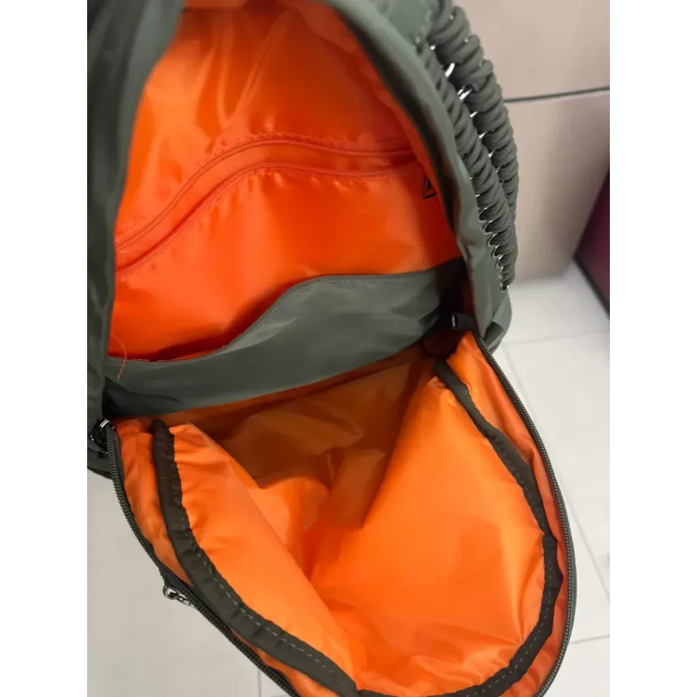 sac à dos unisexe en nylon à rivets porter fashion, grand volume de rangement, portable, style urbain, pour les trajets quotidiens, le camping et les activités de plein air.
