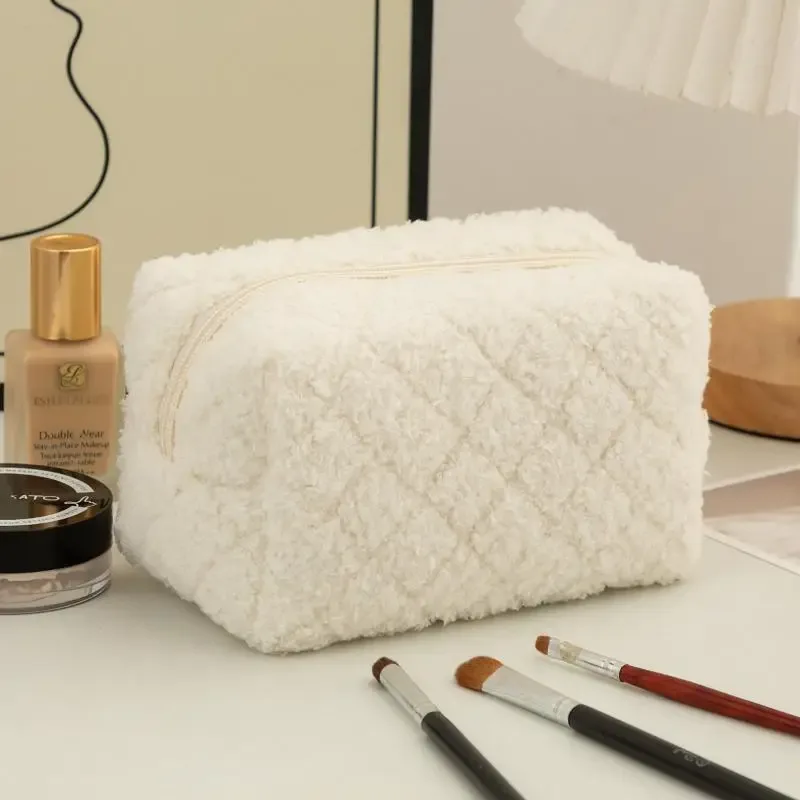 trousse de maquillage douce en peluche avec poignée intégrée ; motif cœur adorable ; rangement cosmétique portable de voyage, trousse à crayons et pochette organisateur.