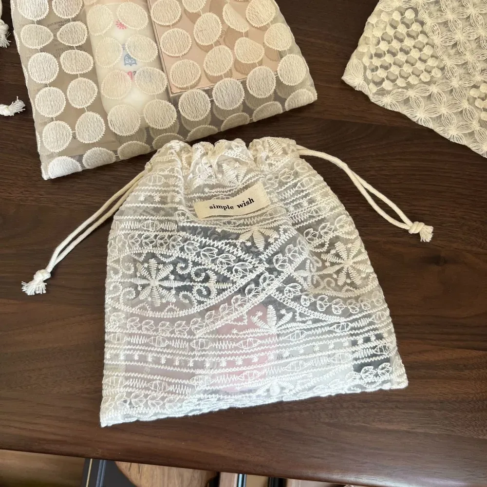 pochette à cordon portable pour broderie florale, sac de rangement rétro en dentelle ajourée, petite trousse de maquillage pratique à tenir à la main