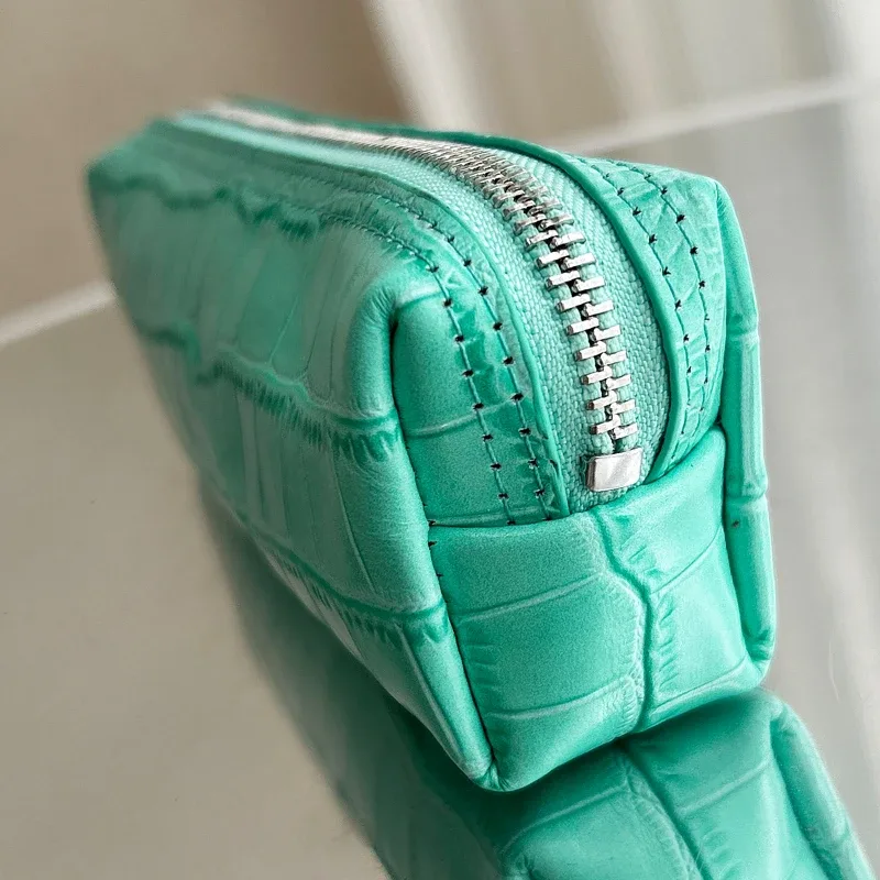 personnaliser les initiales première couche de peau de vache motif crocodile voyage mini pochette sacs de maquillage pour femmes concepteur de luxe 2026 nouveau dans le sac organisateur en cuir véritable