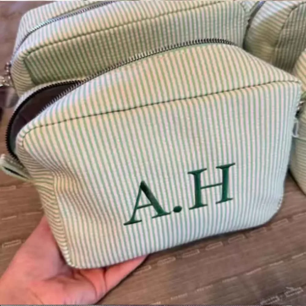 trousse de toilette brodée sur mesure, pochette cosmétique personnalisée en seersucker rayé, organiseur de voyage couleur bonbon, cadeaux pour demoiselles d'honneur