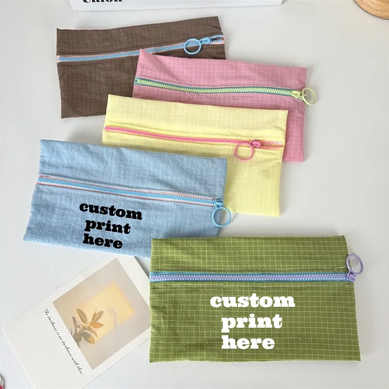 Porte-monnaie zippé portable simple avec logo personnalisé, grande capacité, sacs cosmétiques à carreaux pour femmes, trousse à crayons fine et tendance
