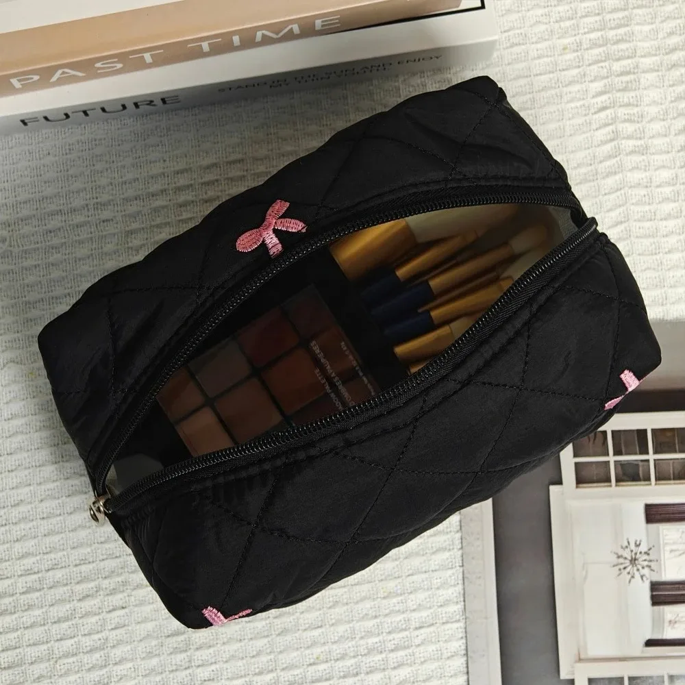 trousse de maquillage portable noire, grande capacité, pochette matelassée avec nœud rose, sac à main pour dames, sac de rangement de toilette de voyage pour femmes, 2025