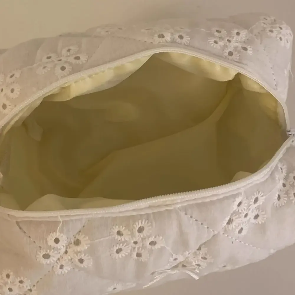 ins – trousse de maquillage matelassée, sac de rangement de voyage en dentelle blanche avec nœud élégant, sac à cosmétiques brodé floral, trousse de toilette de voyage