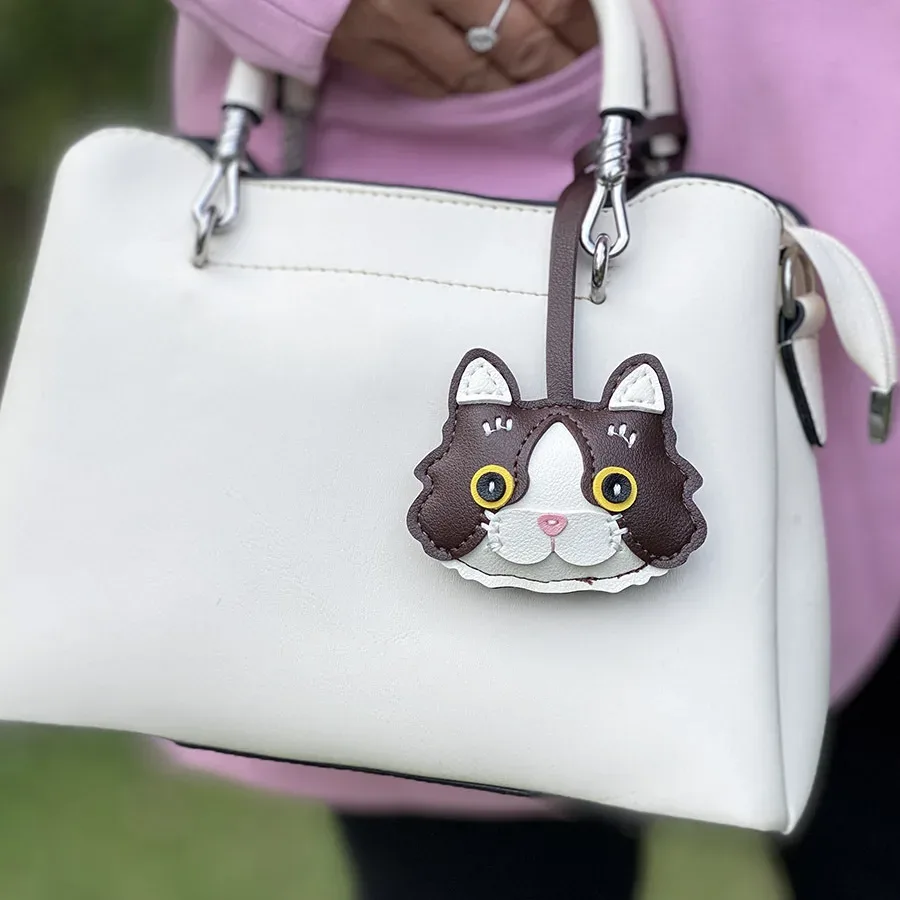 1 porte-clés en cuir PU pour chaton – Design mignon avec visage de chaton et oreilles de chat tachetées, accessoire de porte-clés durable, idéal pour assortir aux sacs à dos, sacs à main et décorations de voiture pour femmes – un cadeau d'anniversaire et de Saint-Valentin spécialement conçu pour les amoureux des chats