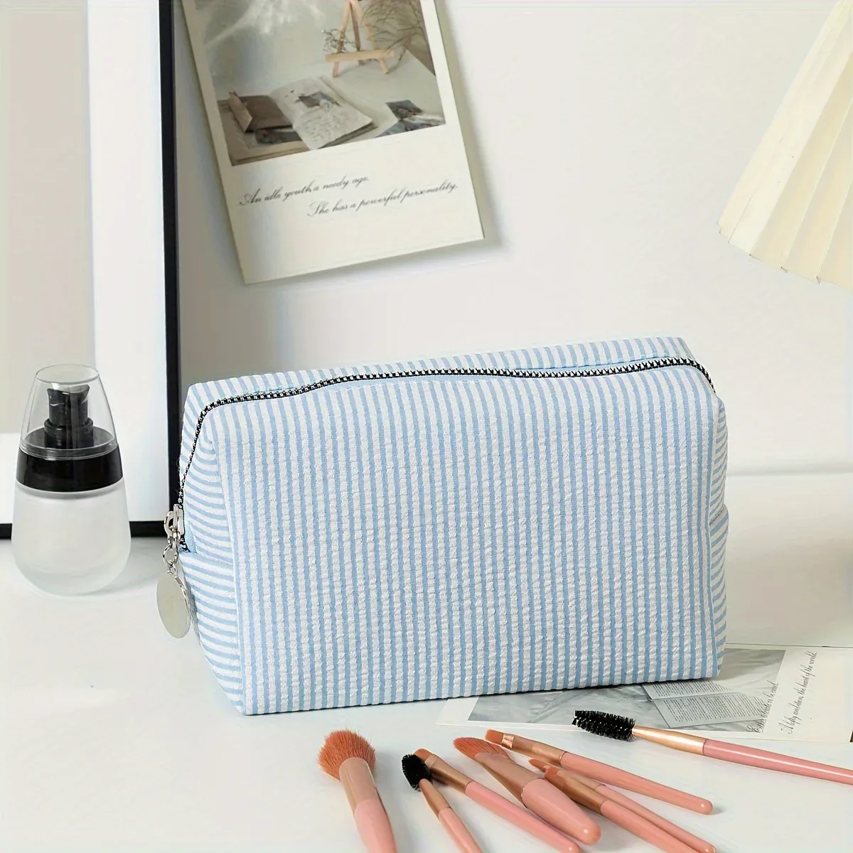 pochette de maquillage en seersucker brodée avec nom, trousse de toilette personnalisée, cadeau personnalisé pour demoiselle d'honneur, pour mariage, voyage, rangement