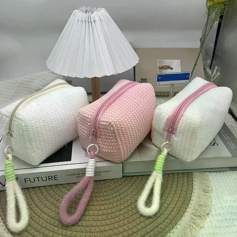 nouvelle trousse de maquillage grande capacité en peluche couleur bonbon style ins pour fille, sac de toilette portable de voyage, petit rangement à main 2026