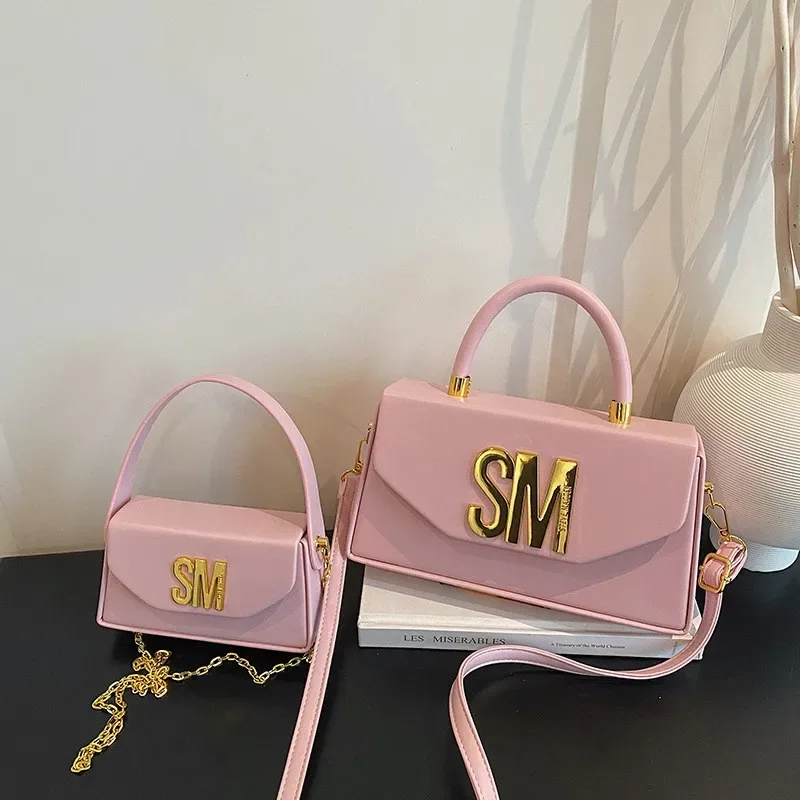 sac carré à main steve madden à texture haut de gamme, sac à bandoulière tendance avec combinaison de tailles, sac boîte à porter en bandoulière pour les trajets quotidiens.