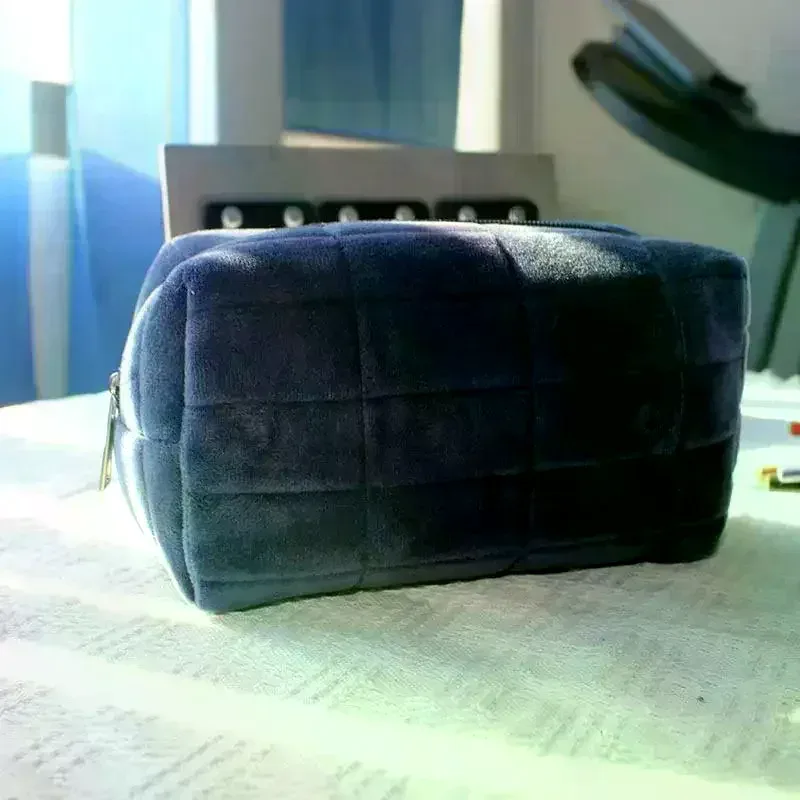 Trousse de maquillage en fourrure mignonne pour femmes, grand sac à cosmétiques de couleur unie à fermeture éclair, trousse de toilette de voyage, pochette de lavage, pochette pour stylos en peluche