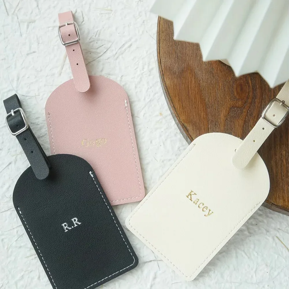 étiquette de bagage personnalisée en cuir végétalien avec monogramme en argent ou en or et carte de confidentialité pour valises