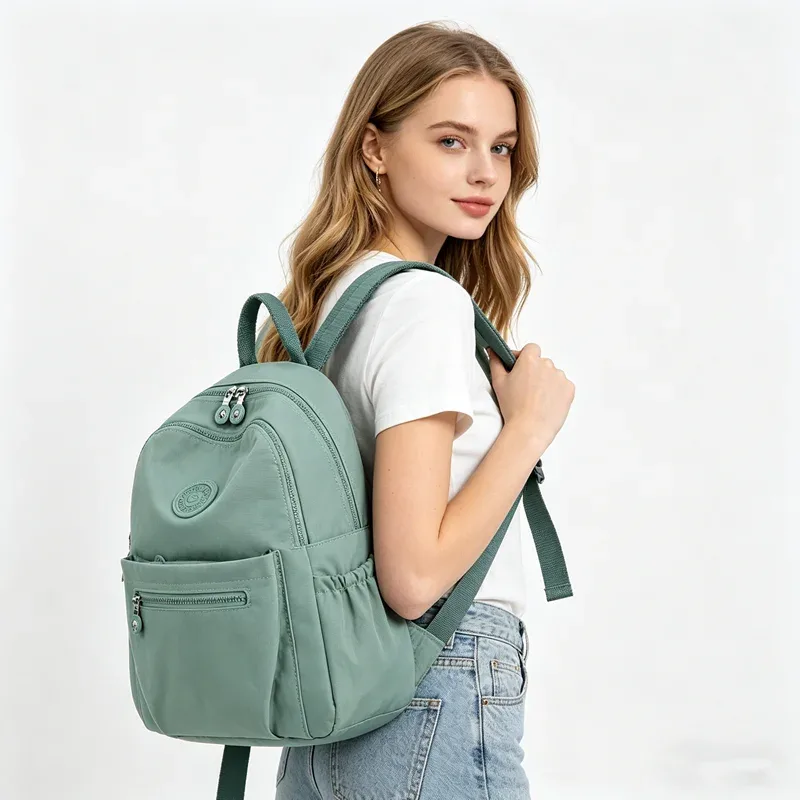 Sac à dos léger en nylon pour femme, sac fourre-tout en nylon multi-poches, sac à dos décontracté imperméable pour les voyages, les trajets domicile-travail et l'usage quotidien