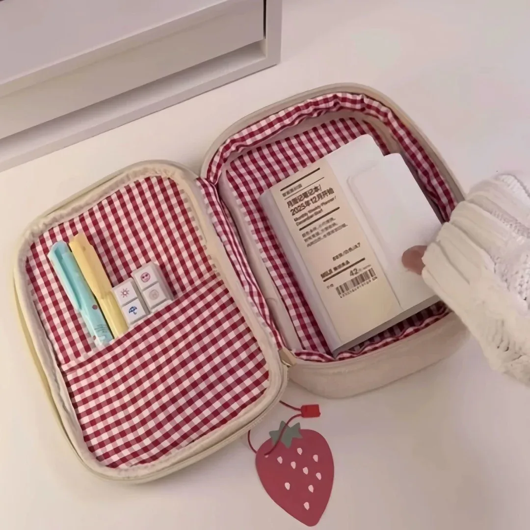 étui à crayons en peluche brodé de fraises mignon, boîte à stylos de papeterie portable, multifonctionnel, grande capacité, sac de rangement pour maquillage