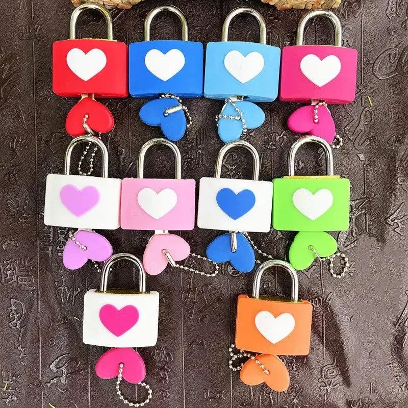 Cadenas portable coloré antivol en forme de cœur avec manchon en caoutchouc pour bagages, valises, agendas et décoration intérieure