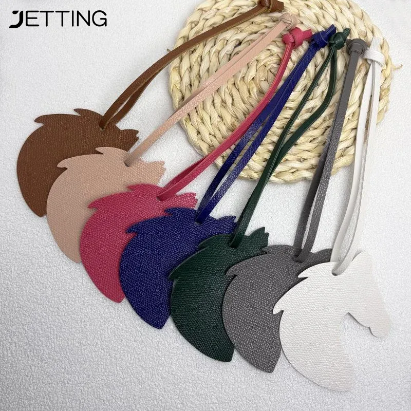 breloque de sac en cuir en forme de tête de cheval avec un design mignon et une finition soignée, parfaite pour décorer les sacs à main, les sacs à dos et les clés