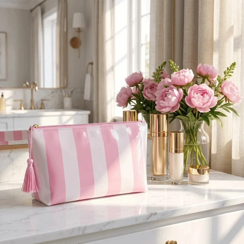 trousse de toilette imperméable rayée grande capacité en polyester avec doublure pvc, sac de rangement de plage simple avec pendentif pompon