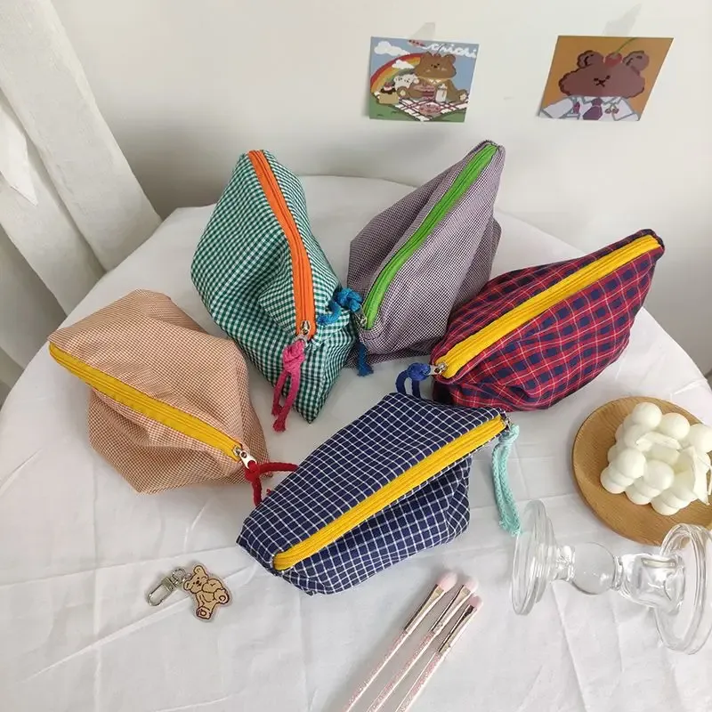 DJDF – petite trousse de maquillage classique à carreaux, portable pour les sorties, étui à stylos multifonctionnel de grande capacité avec contraste de couleurs rétro