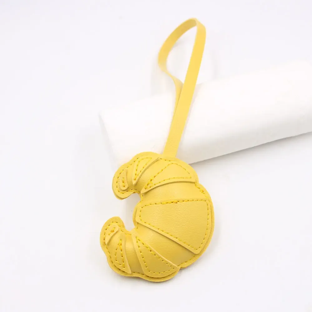 porte-clés à breloques en croissant en cuir fait à la main pour femmes, pendentif de sac à dos de nourriture mignon, cadeau de bijoux pour couple et ami