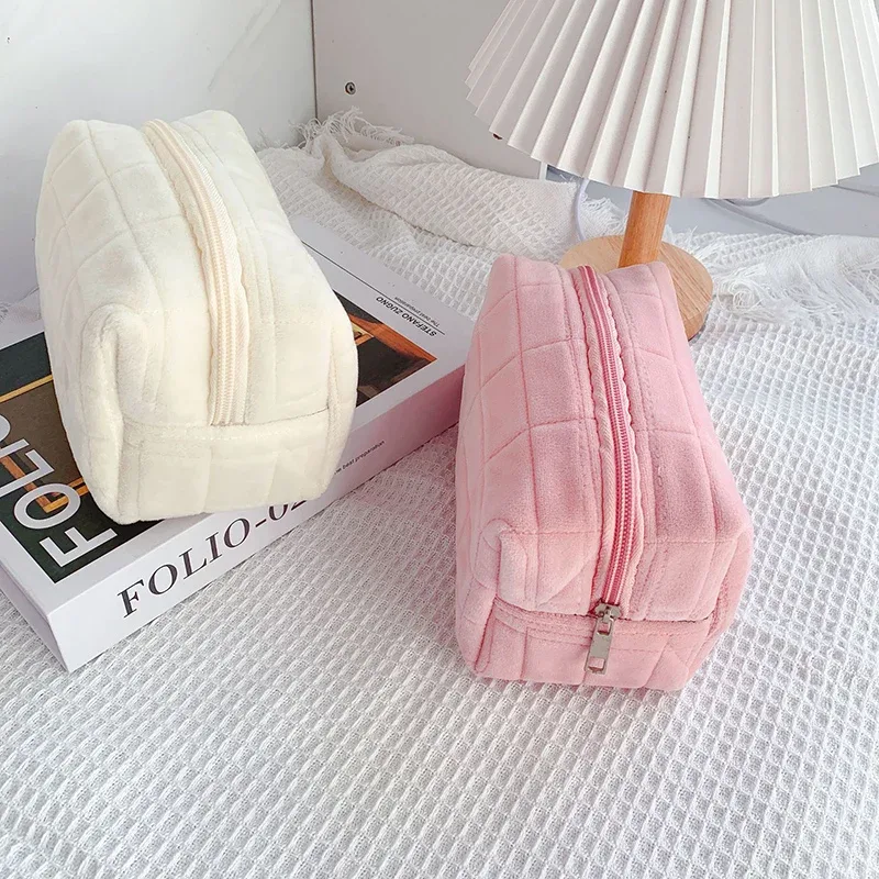 sac de maquillage en peluche mignon pour femmes, petit sac cosmétique portable de voyage, trousse de toilette unie avec fermeture éclair, pochette de rangement pour articles de toilette