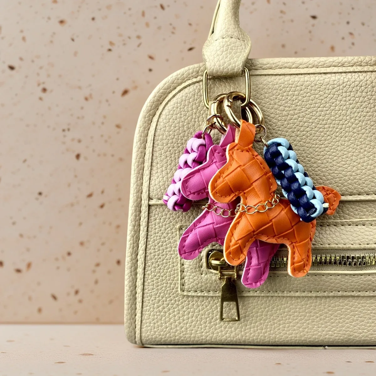 porte-clés mignon en cuir pu et breloque de sac en cuir tressé - breloque de sac mini cheval pour sac à main, sac à dos, clés de voiture - pendentif animal - cadeau