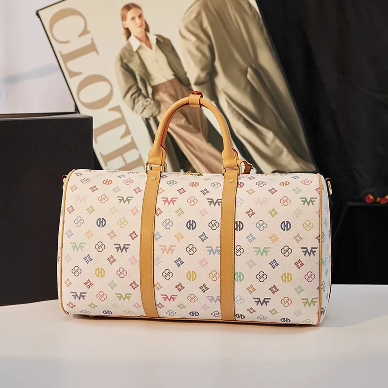 sac de voyage cylindrique pour femme avec motif monogramme coloré sur fond blanc, boucle de verrouillage en métal + structure renforcée par rivets, comprend une étiquette de bagage, une bandoulière réglable et amovible, grande capacité avec plusieurs compartiments, dimensions 46×27×20 cm, adapté aux courts voyages d'affaires, aux voyages, aux séjours de fitness et aux déplacements longue distance, sac de rangement durable pour diverses occasions.