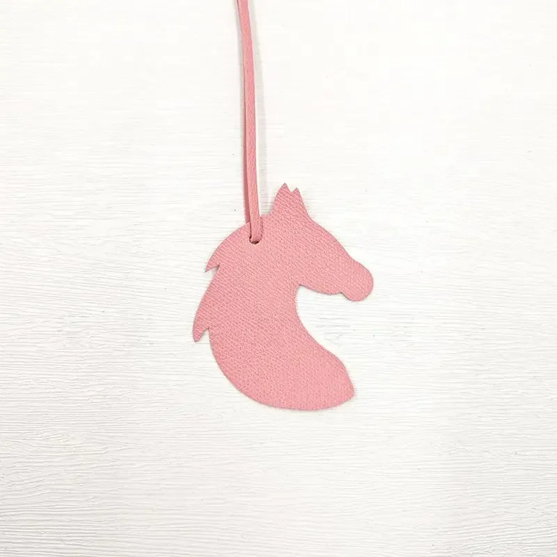 breloque de sac en cuir en forme de tête de cheval avec un design mignon et une finition soignée, parfaite pour décorer les sacs à main, les sacs à dos et les clés