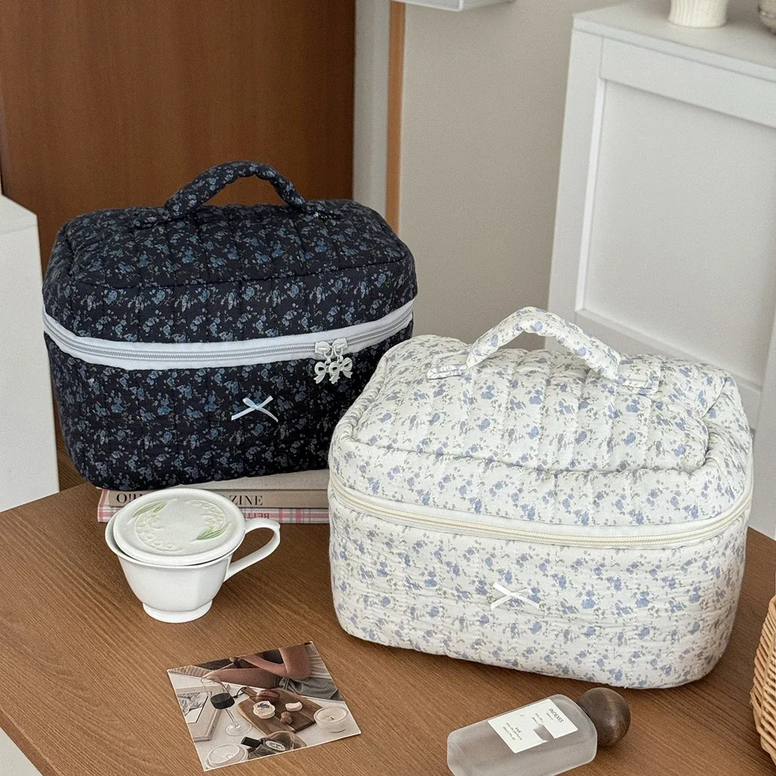 Sac de maquillage de personnalité noir et blanc pour femmes, grande capacité, fleur bleue, pochette de rangement de cosmétiques, sac à main de toilette pour dames, sac à fermeture éclair