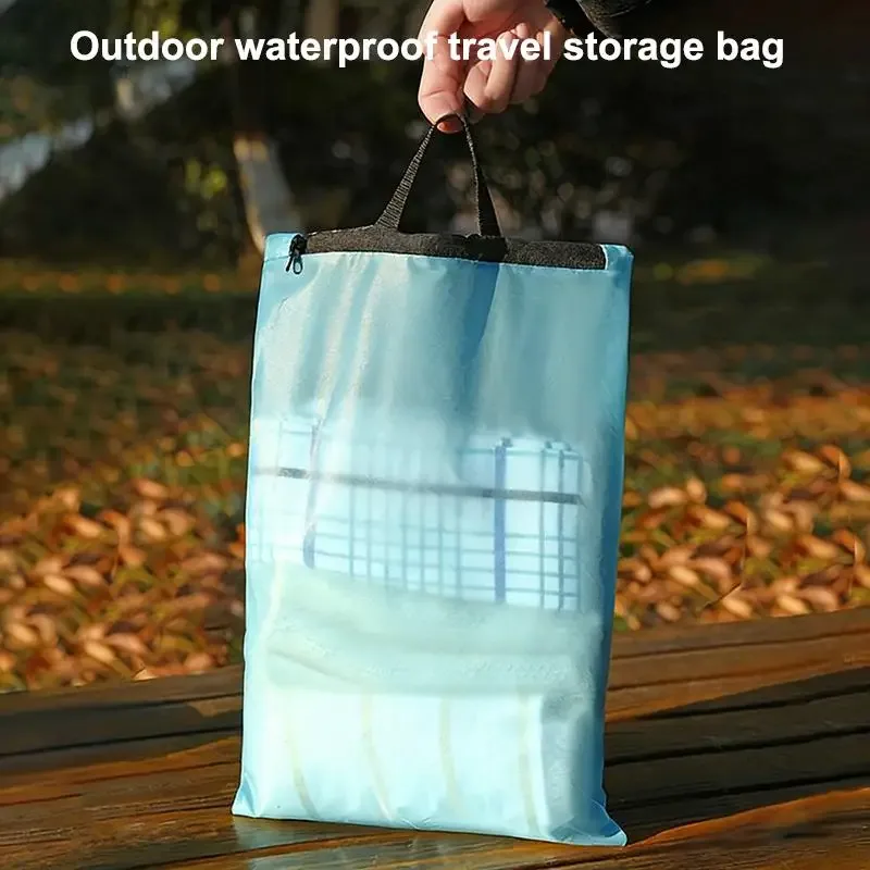 ensemble de trois sacs de rangement de voyage minimalistes et modernes, un organisateur de bagages essentiel et un organisateur de garde-robe/sous-vêtements.