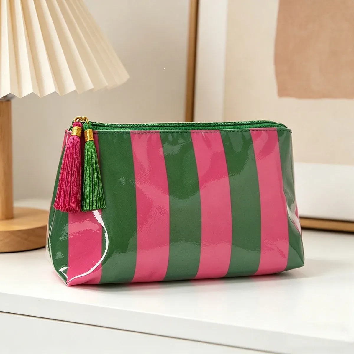 sacs de maquillage imperméables, sac de maquillage rayé grande capacité pour sac à main avec fermeture éclair à pompon, sac de toilette de voyage en pvc