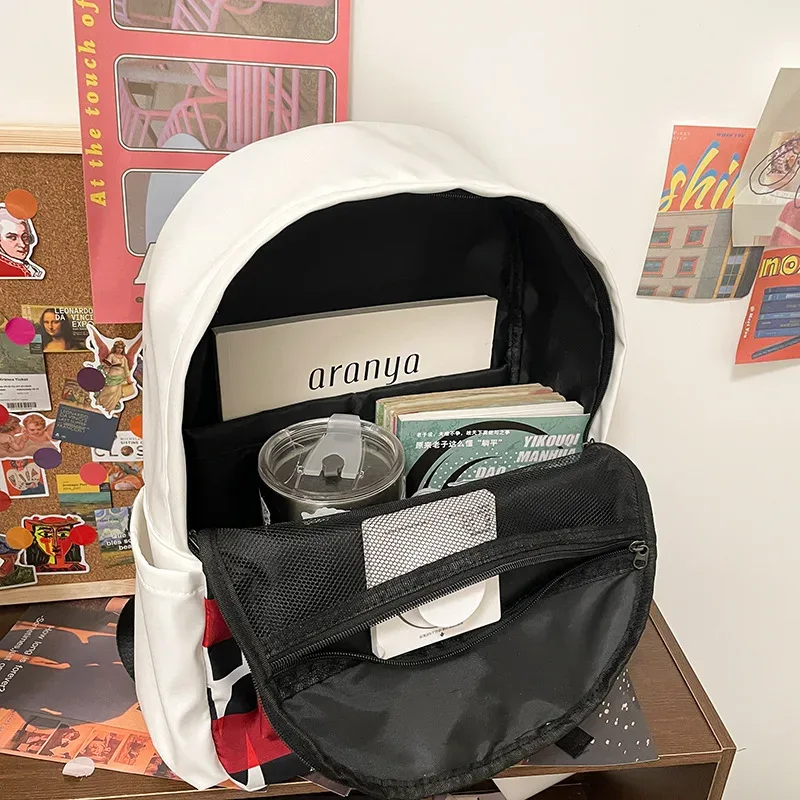 sac à dos blanc minimaliste pour femme, durable et décontracté, avec imprimé lettres et détail breloque chien