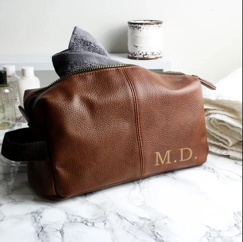 Trousse de toilette monogramme doré personnalisée, cuir noir, look pour lui, GroomTIME, hommes, papa, Bestman, père, cadeau