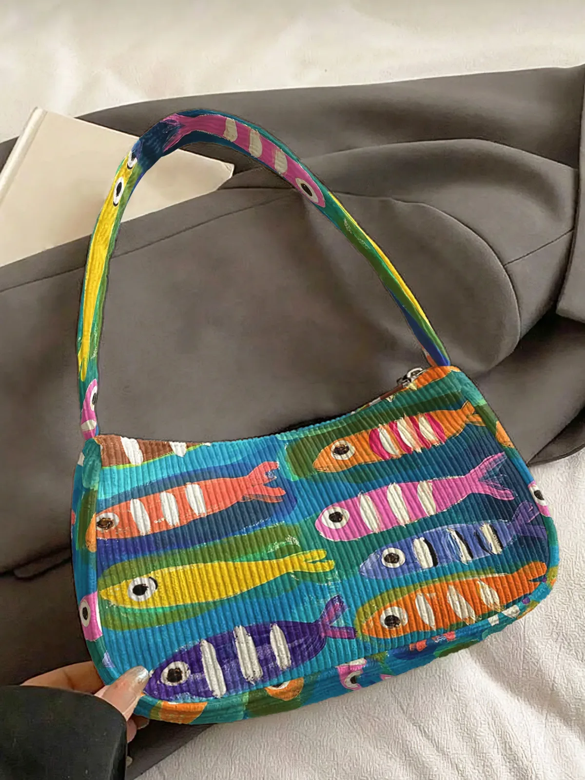 sac à bandoulière tendance à imprimé poisson coloré, sac sous le bras en velours côtelé pour un usage quotidien décontracté