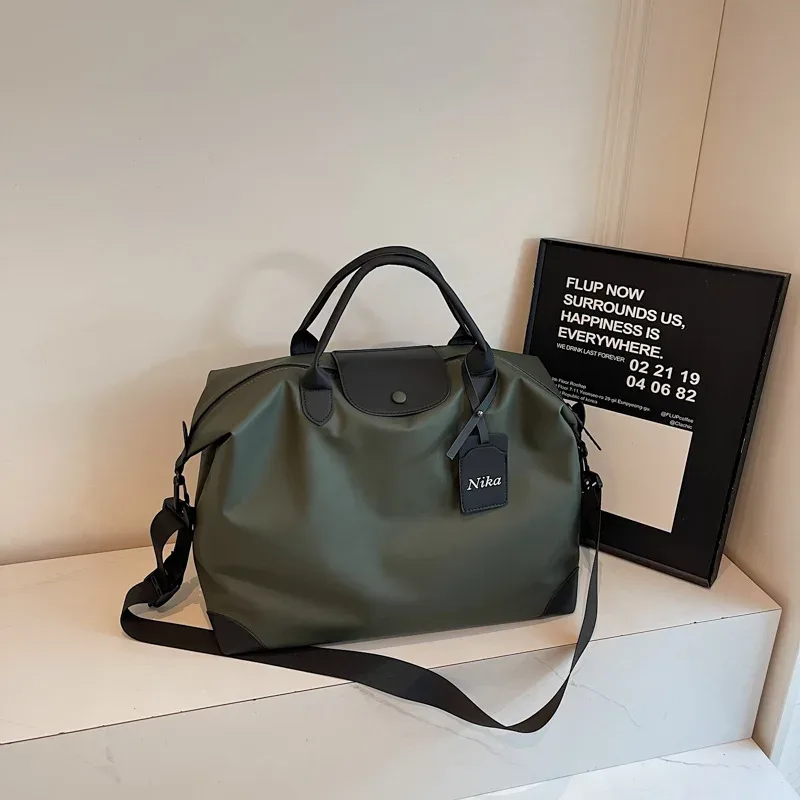 sac de voyage fourre-tout vert imperméable pour femme, grand sac de week-end avec poignée supérieure et sangle réglable pour les vacances et la salle de sport
