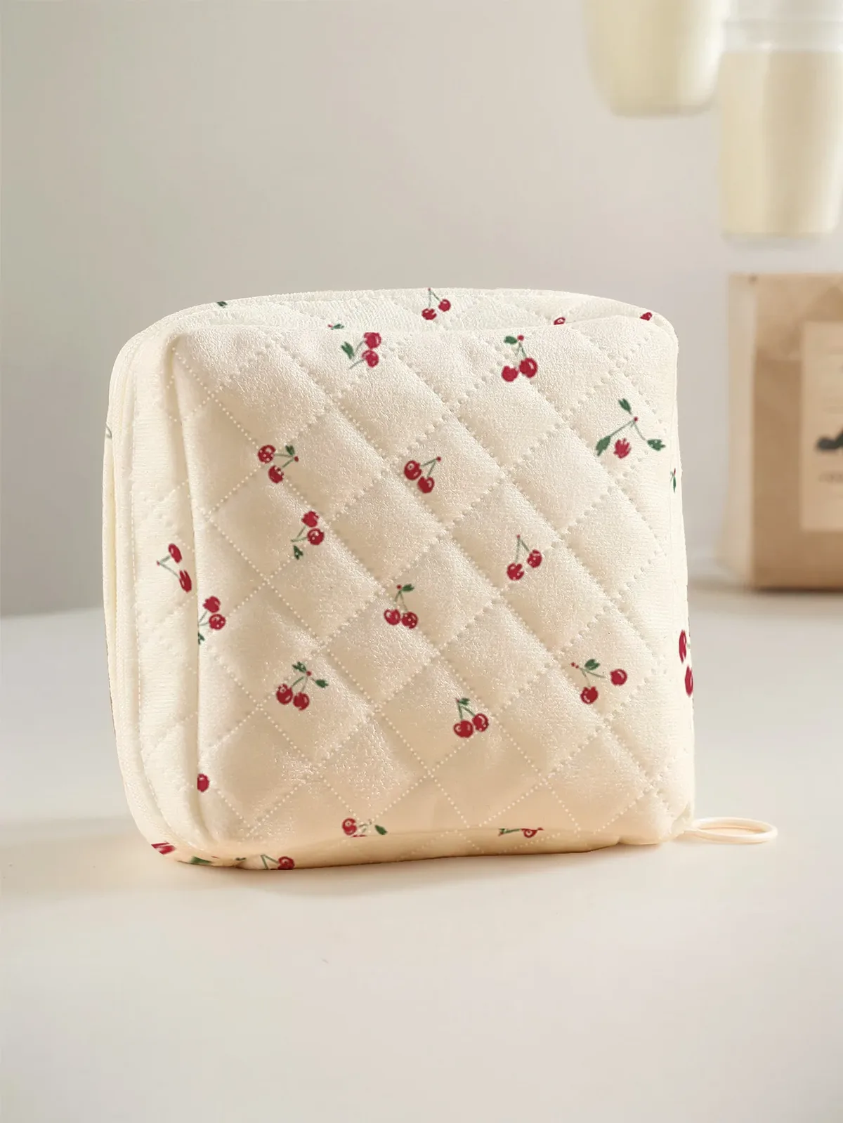 1 sac de rangement portable pour serviettes hygiéniques, imprimé de petites cerises rouges, pochette légère pour serviettes hygiéniques en tissu matelassé diamanté pour femmes