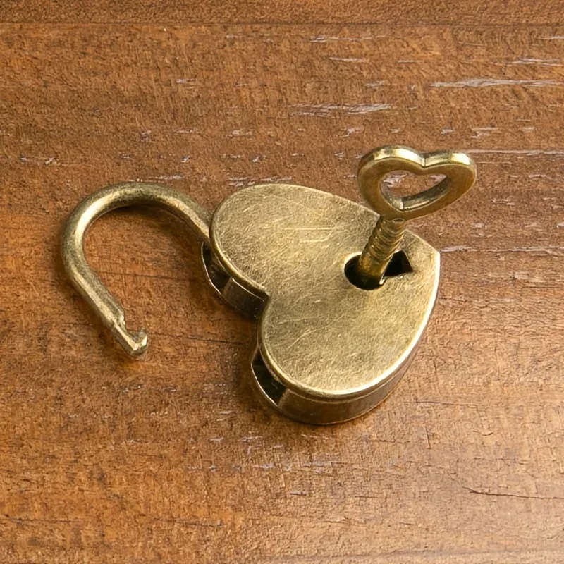 mini cadenas vintage en forme de cœur avec clé, idéal pour tiroirs, armoires, bagages, sacs à dos, dortoirs et petits usages domestiques (1 pièce)