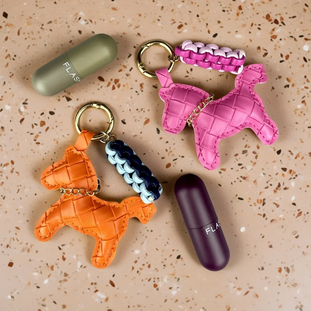 porte-clés mignon en cuir pu et breloque de sac en cuir tressé - breloque de sac mini cheval pour sac à main, sac à dos, clés de voiture - pendentif animal - cadeau