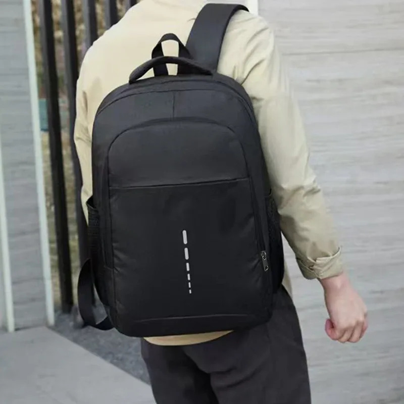 sac à dos neutre pour hommes et femmes, adapté comme sac d'école ou sac à dos de voyage, disponible en deux couleurs.