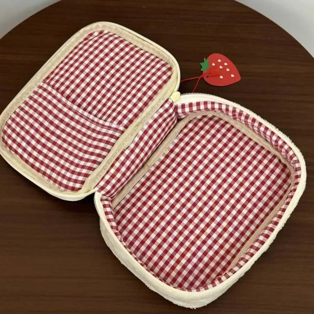 sac de maquillage en peluche fraise de grande capacité, porte-monnaie à fermeture éclair, sac à cosmétiques mignon, trousse à crayons multifonctionnelle, trousse de toilette de voyage