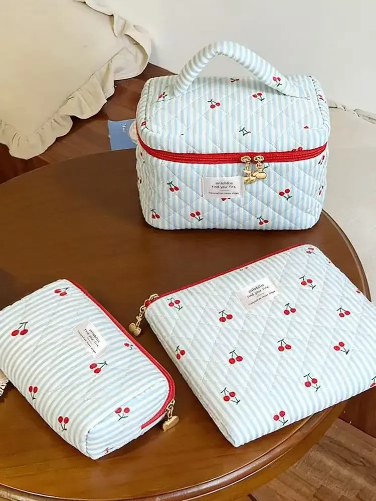 sac cosmétique matelassé à imprimé cerise rouge, version coréenne, à rayures tricolores, polyvalent et simple, idéal pour les sorties et les voyages.