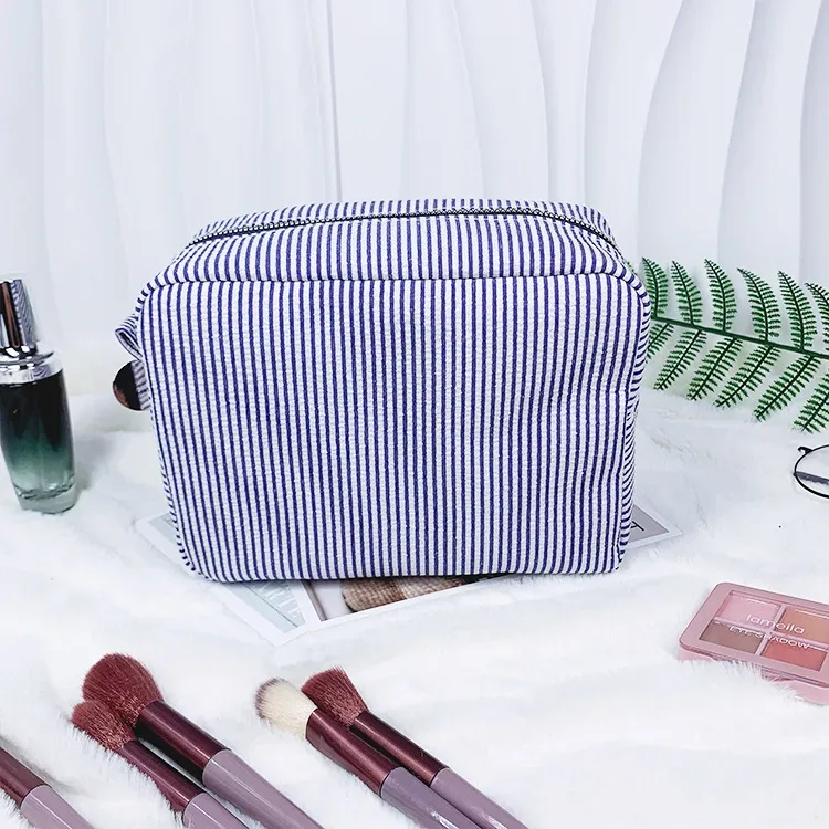 trousse de toilette brodée sur mesure, pochette cosmétique personnalisée en seersucker rayé, organiseur de voyage couleur bonbon, cadeaux pour demoiselles d'honneur