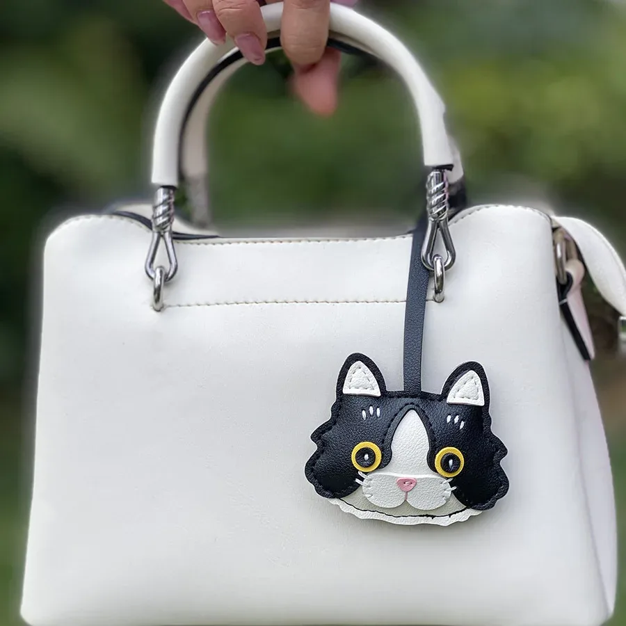 1 porte-clés en cuir pu pour chaton – design mignon avec visage de chaton et oreilles de chat tachetées, accessoire de porte-clés durable, idéal pour assortir aux sacs à dos, sacs à main et décorations de voiture pour femmes – un cadeau d'anniversaire et de saint-valentin spécialement conçu pour les amoureux des chats
