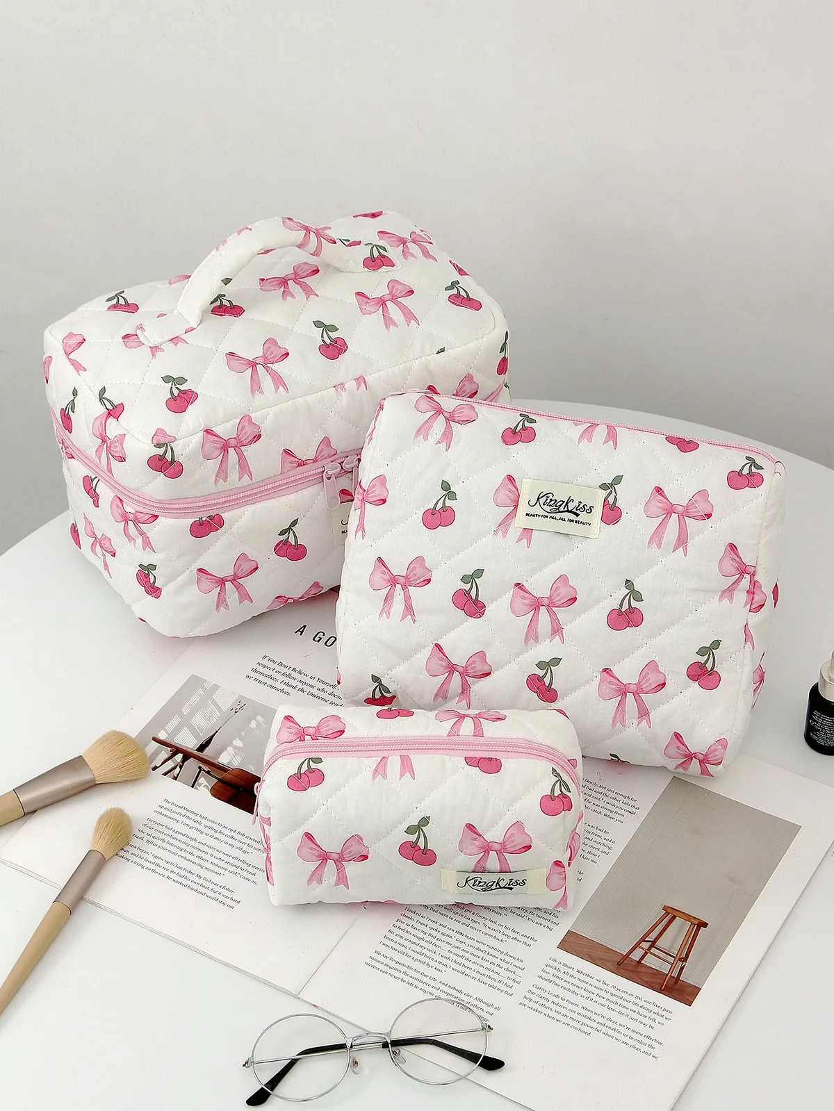 1 pièce/ensemble trousse de maquillage matelassée avec nœud cerise, trousse de maquillage à main multifonctionnelle, trousse de toilette portable avec fermeture éclair