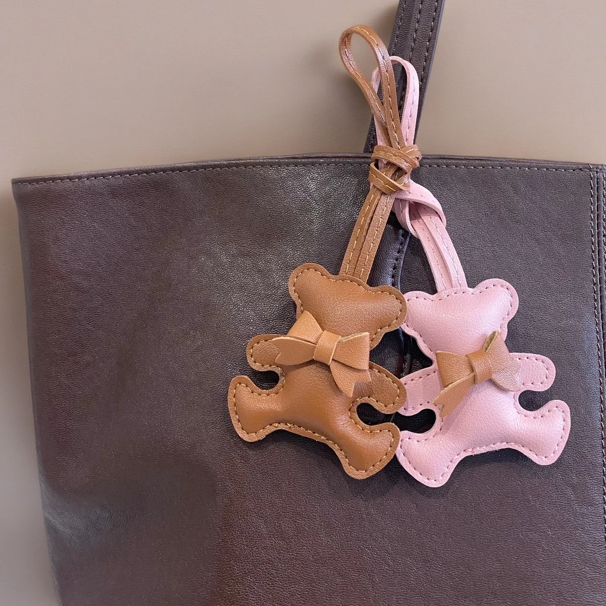 mignon porte-clés pendentif ours en cuir pu, pose câlin avec petit nœud, pour sacs à main et sacs à dos, cadeau pour femme
