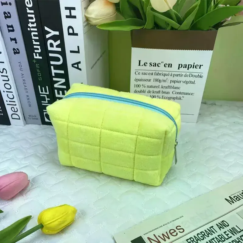 trousse de maquillage élégante en fourrure pour femmes, grande capacité à fermeture éclair de couleur unie, organisateur de toilette de voyage, pochette de lavage, étui à stylos en peluche