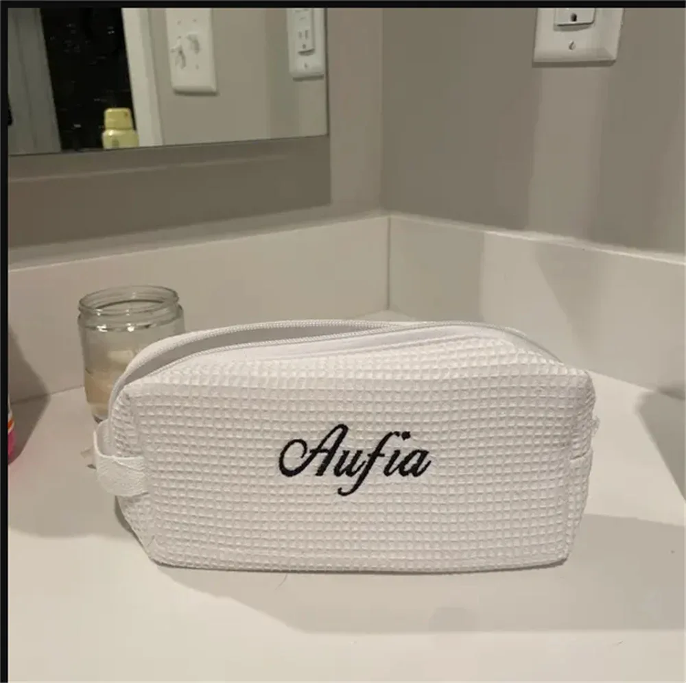 Sac à cosmétiques gaufré avec nom brodé personnalisé, sac de rangement de voyage pour femmes, trousse de maquillage, cadeau d'anniversaire personnalisé pour dames, sac à main