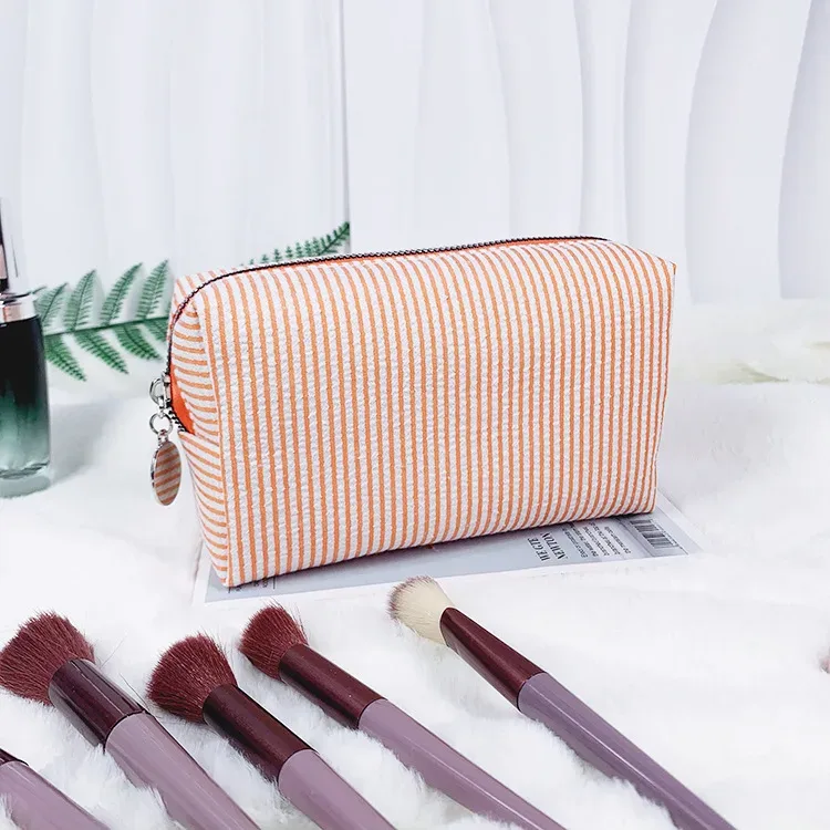 trousse de toilette brodée sur mesure, pochette cosmétique personnalisée en seersucker rayé, organiseur de voyage couleur bonbon, cadeaux pour demoiselles d'honneur