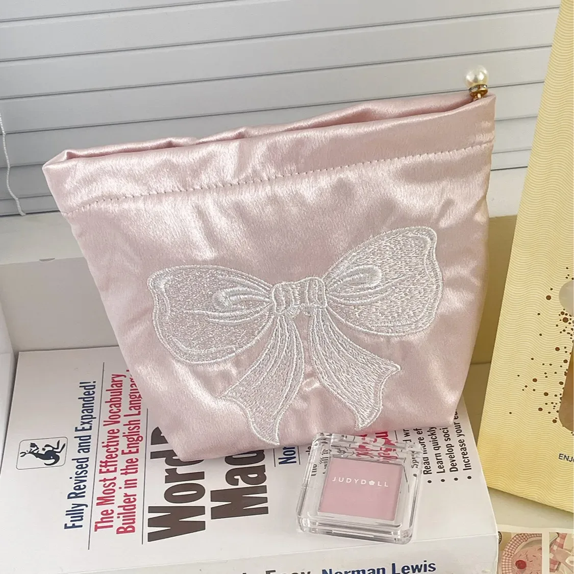 pochette de maquillage rose nacrée avec nœud, mignonne et féminine, en satin brodé, grande capacité, sac de rangement pour cosmétiques