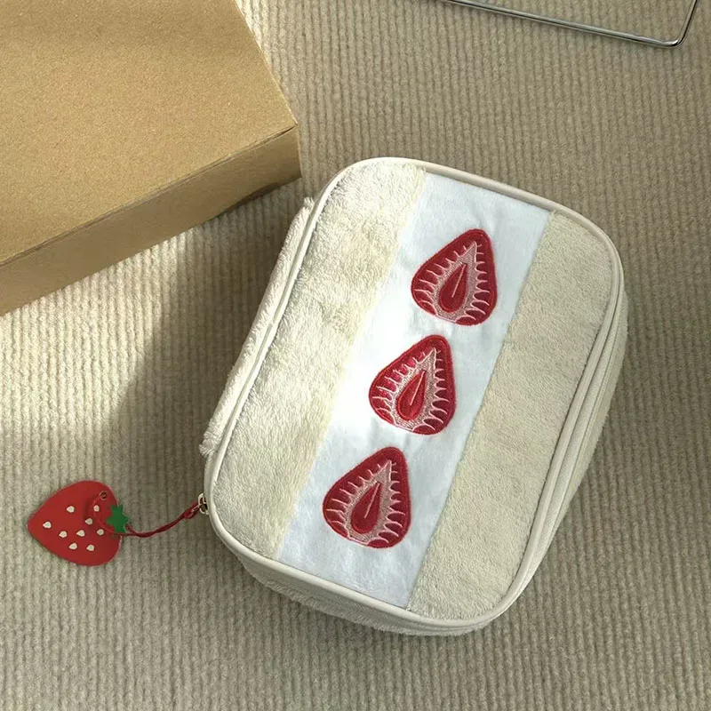 Trousse de Maquillage en Peluche Brodé Fraise, Sac de Rangement Multifonctionnel pour Femme, Sac à Haute Valeur Esthétique