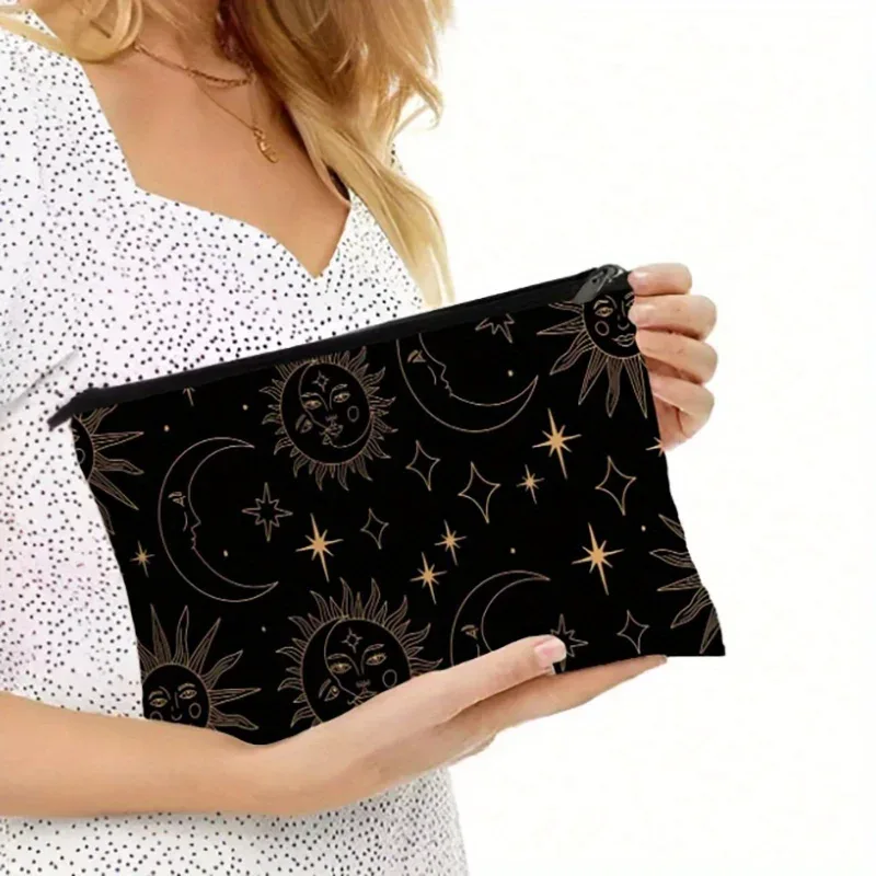 trousse de maquillage soleil et lune pour voyage, adaptée aux hommes et aux femmes, conçue pour organiser les cosmétiques et autres essentiels.