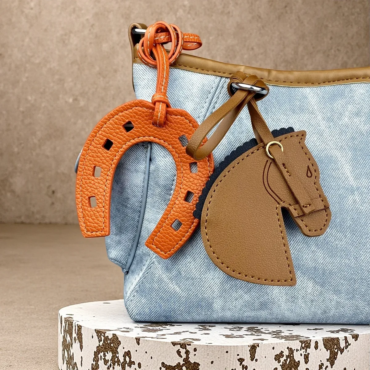 breloque/porte-clés en cuir pu faite à la main tête de cheval et fer à cheval - cadeau équestre unique pour sac à main et sac à dos - accessoire de mode pour sac