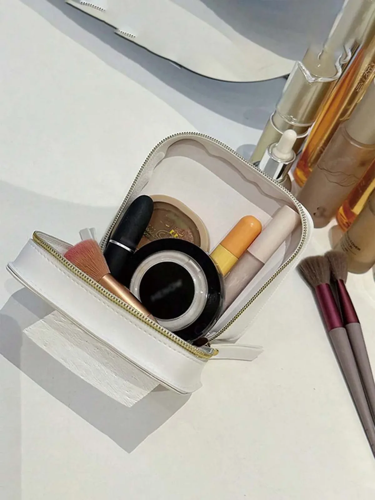 mini trousse de maquillage transparente en similicuir vegan saffiano avec fenêtre visible, petite et mignonne, pour ranger rouges à lèvres et cosmétiques, idéale pour sac à main ou pochette.